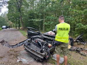 rozbity pojazd, służby pracujące na miejscu