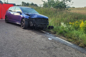 Rozbity samochód na drodze