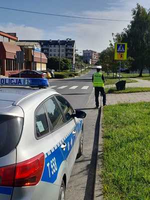 policjanci podczas sprawdzania oznakowania