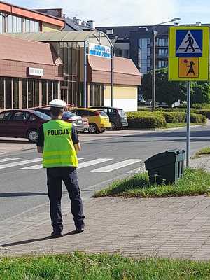 policjanci podczas sprawdzania oznakowania