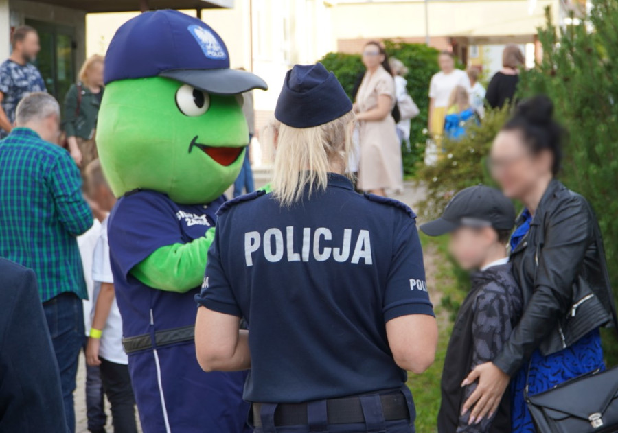Policjanci z Olsztyna pod szkołą