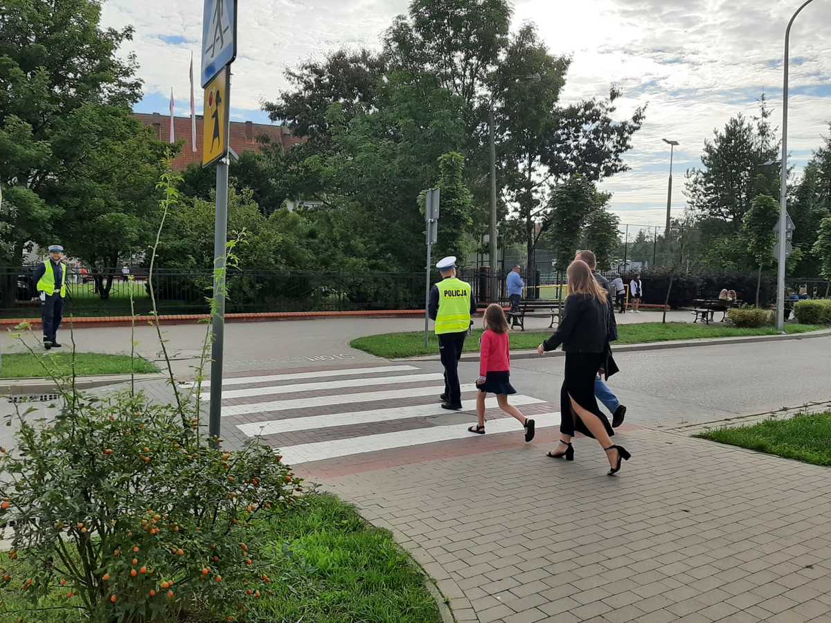 policjanci podczas bezpiecznej drogi do szkoły