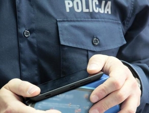 telefon w rękach policjanta