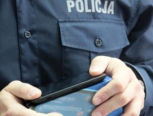 telefon w rękach policjanta