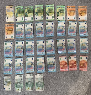 Odzyskane pieniądze, banknoty rozłożone na stole