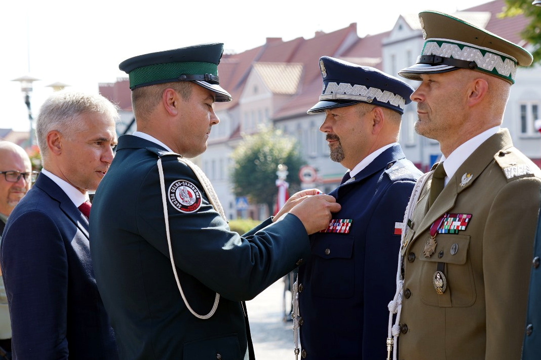 nadinsp. Tomasz Klimek otrzymuje odznaczenie