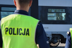 Policjant na tle pociągu