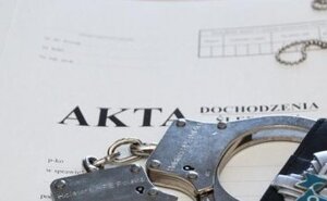 Teczka z aktami i kajdanki