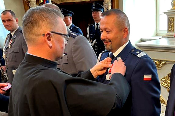 nadinsp. Tomasz Klimek otrzymuje Medal Ordynariatu Polowego „Błogosławionego ks. Jerzego Popiełuszki