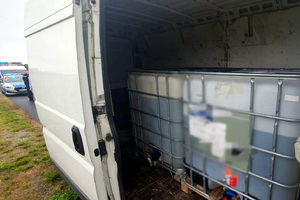 Pojemniki z paliwem w zatrzymanym samochodzie