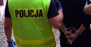 Zatrzymany mężczyzna prowadzony przez policjantów