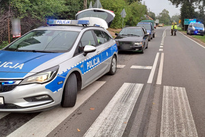 Radiowóz i zatrzymany samochód na drodze