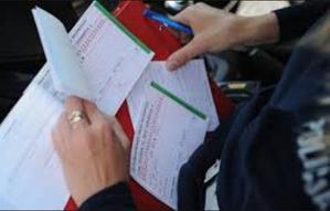 policjant wypisuje mandat