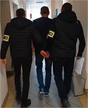 policjanci prowadzą- zatrzymanego 43-latka
