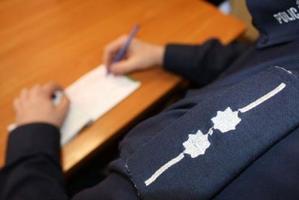 policjant wypisuje mandat