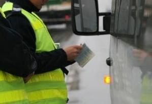 Policjant obok autobusu