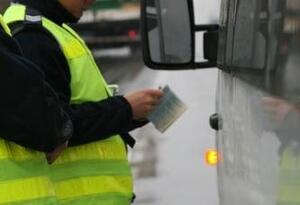 Policjant obok autobusu