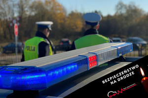 Policjanci stojący za radiowozem