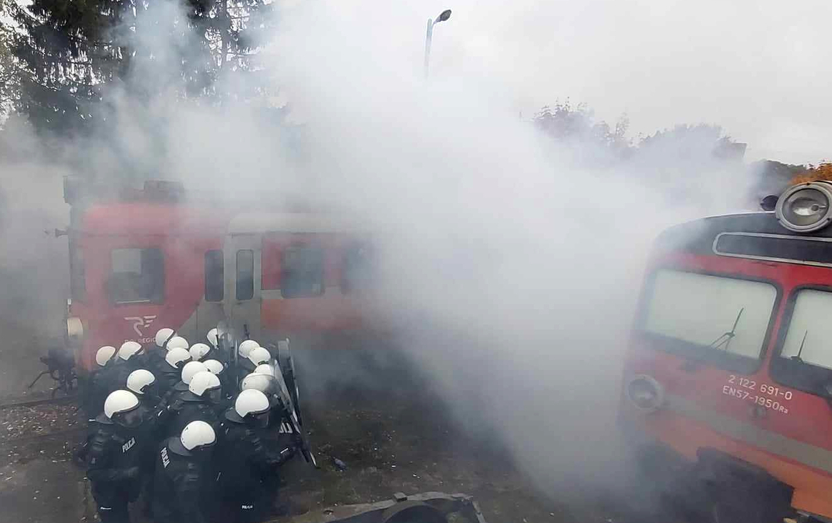 policjanci podczas ćwiczeń