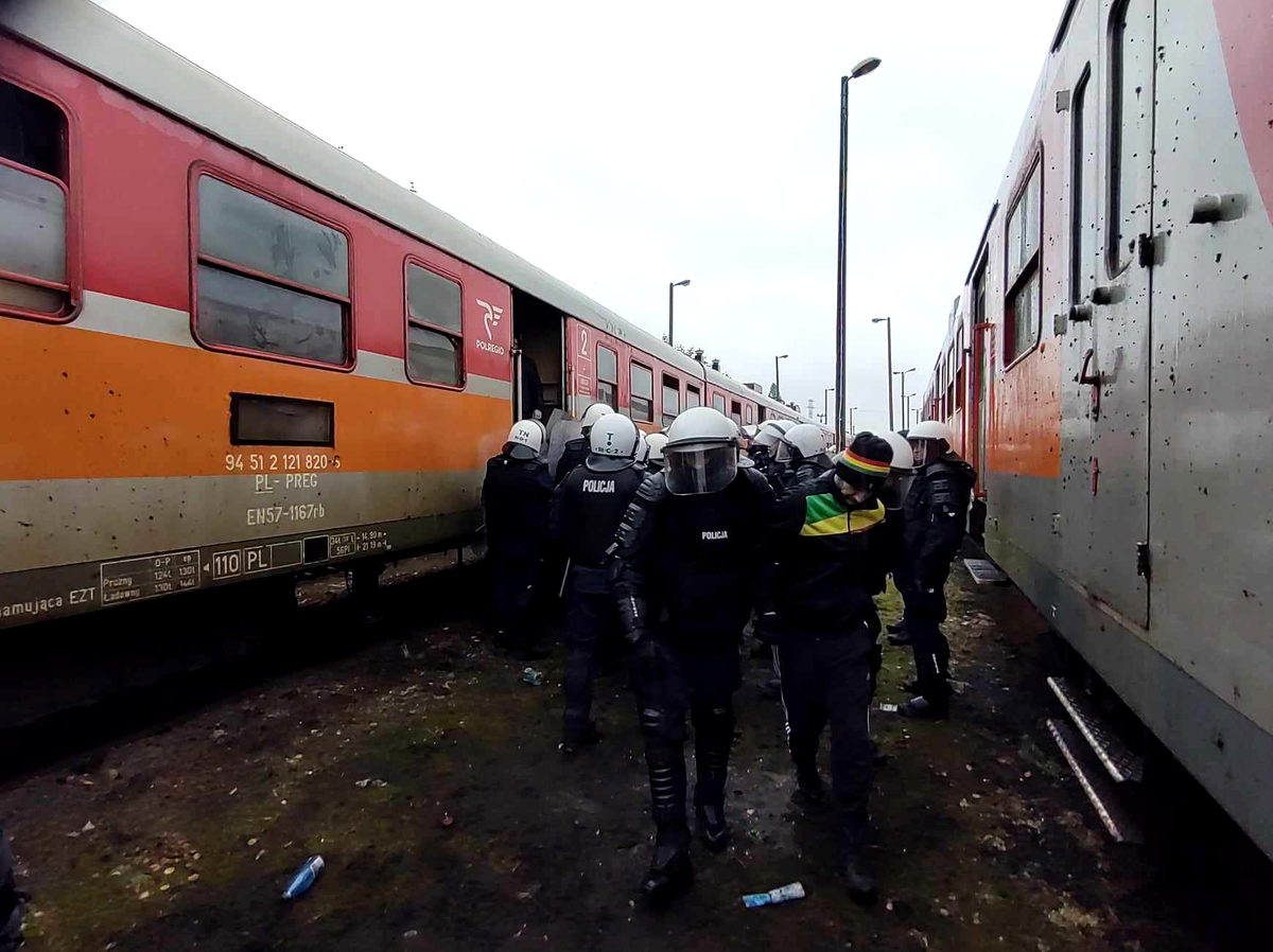 policjanci podczas ćwiczeń