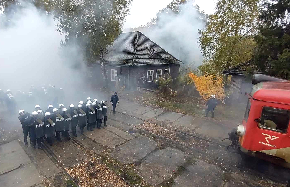 policjanci podczas ćwiczeń