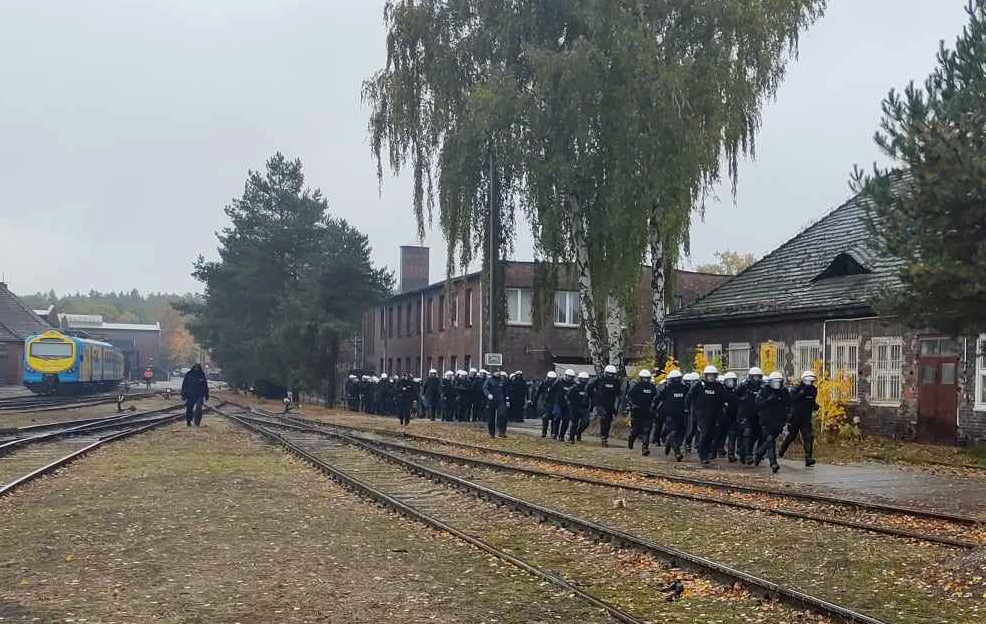 policjanci podczas ćwiczeń