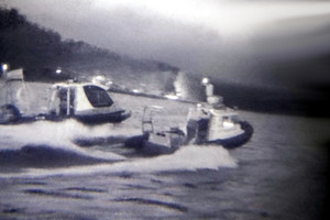 Policyjne łodzie na jeziorze (zdjęcie z noktowizora)