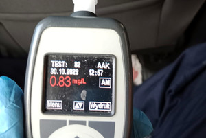 Wynik badania trzeźwości widoczny na urządzeniu pomiarowym