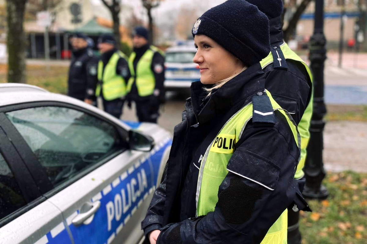 Policjantka i radiowóz