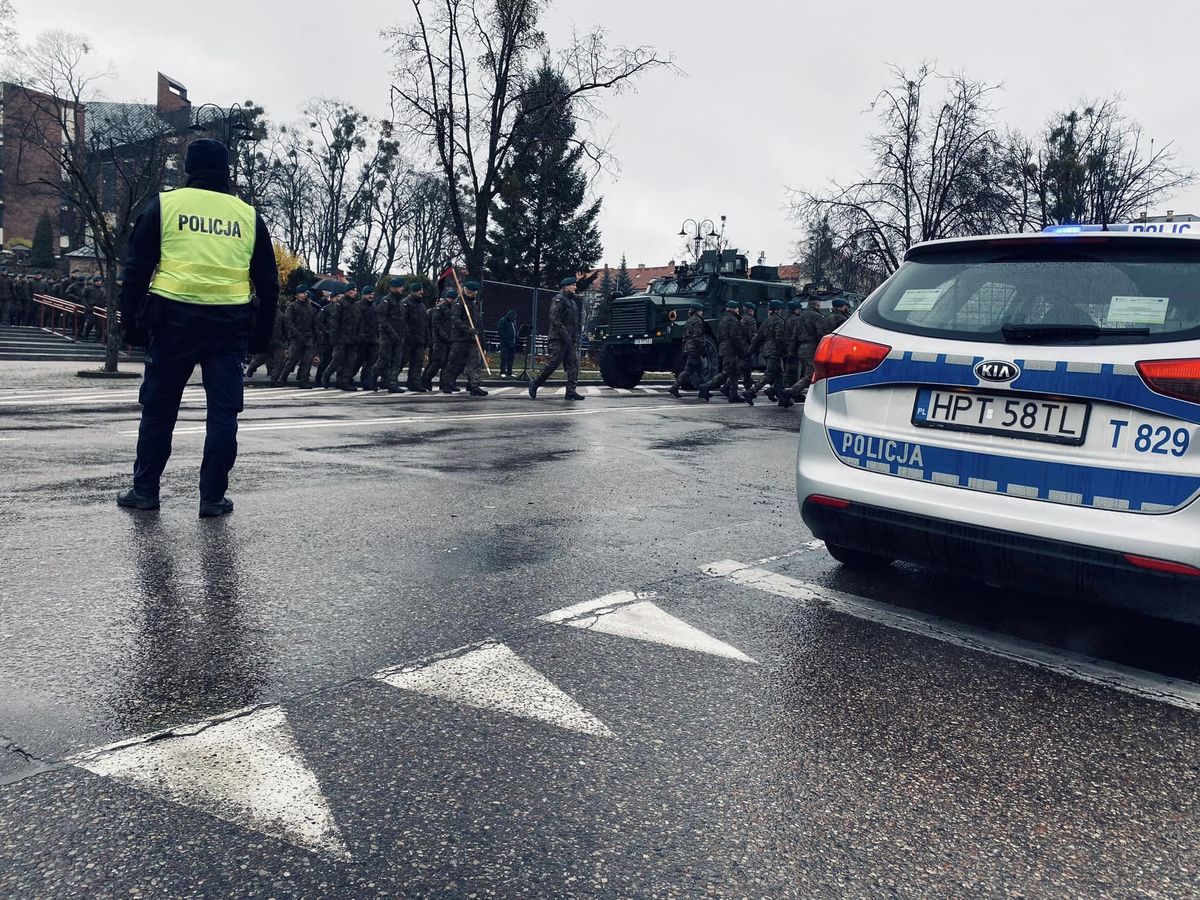 Policjant i radiowóz