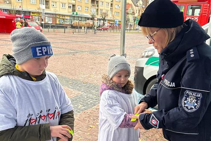 Policjantka podczas spotkania z dziećmi w Gołdapi