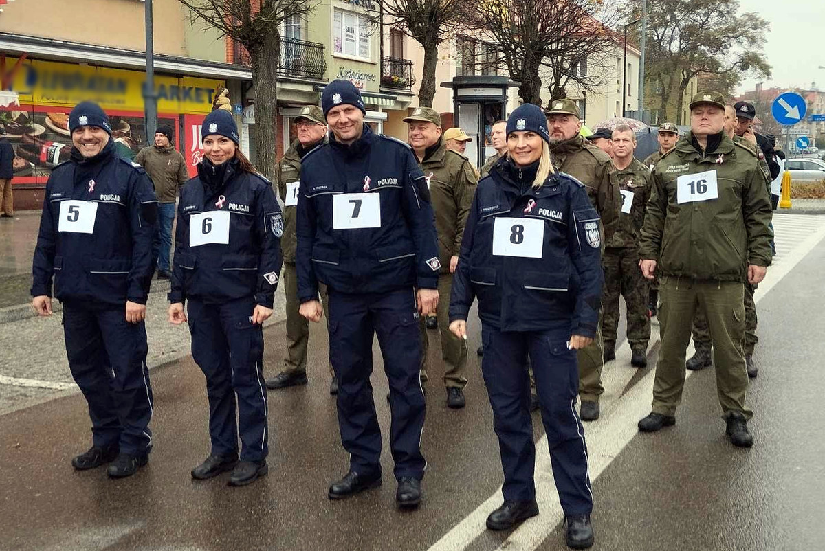 Policjanci z Gołdapi uczestniczący w tradycyjnej sztafecie