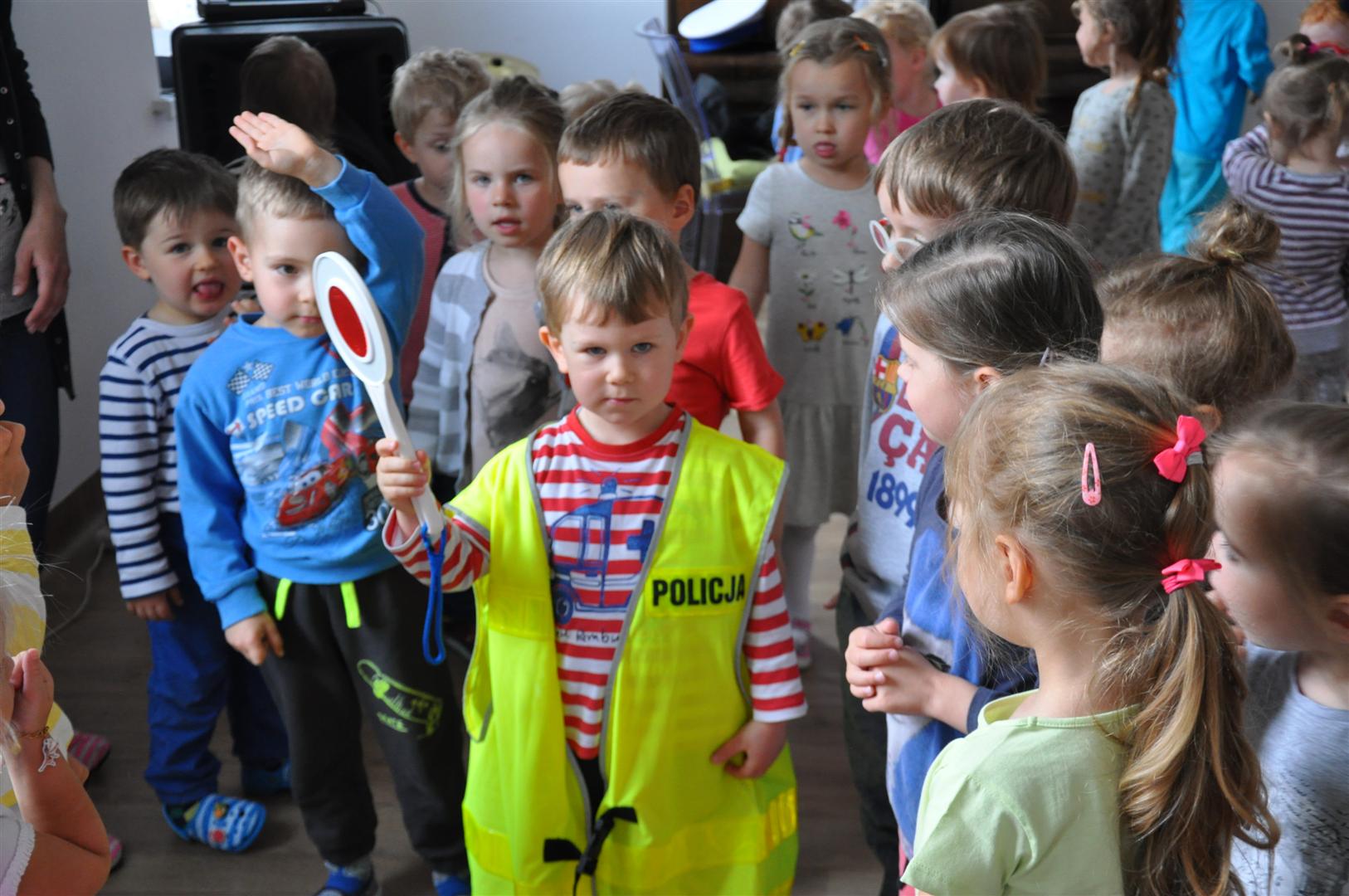 Przedszkolaki na spotkaniu z policjantami