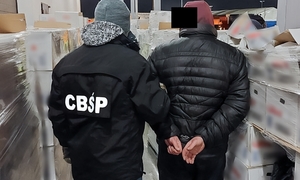 policjant z osobą zatrzymaną