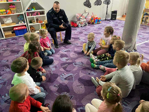 Dzieci rozmawiają z policjantem