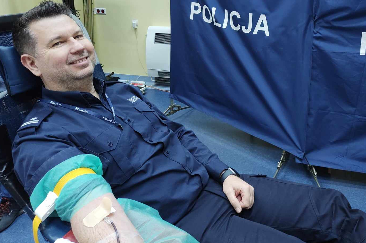 Naczelnik Wydziału Ruchu Drogowego oddaje krew, policjant siedzący w fotelu