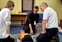 Uczestnicy ćwiczeń podczas ćwiczenia z udzielania pierwszej pomocy