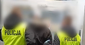 prowadzenie zatrzymanego mężczyzny przez policjantów