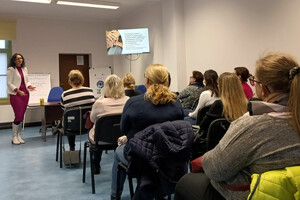 Uczestniczki szkolenia siedzące podczas wykładu na sali
