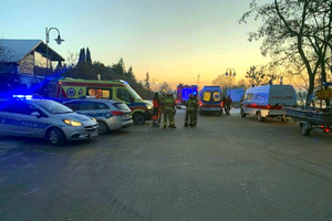 Samochody służb ratunkowych na parkingu przed plażą