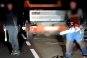 Mężczyźni z siekierą i piłą