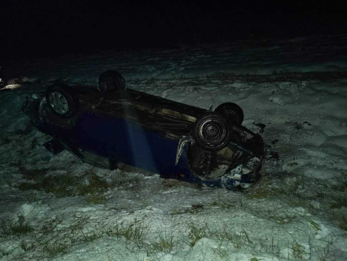 auto leżące na dachu