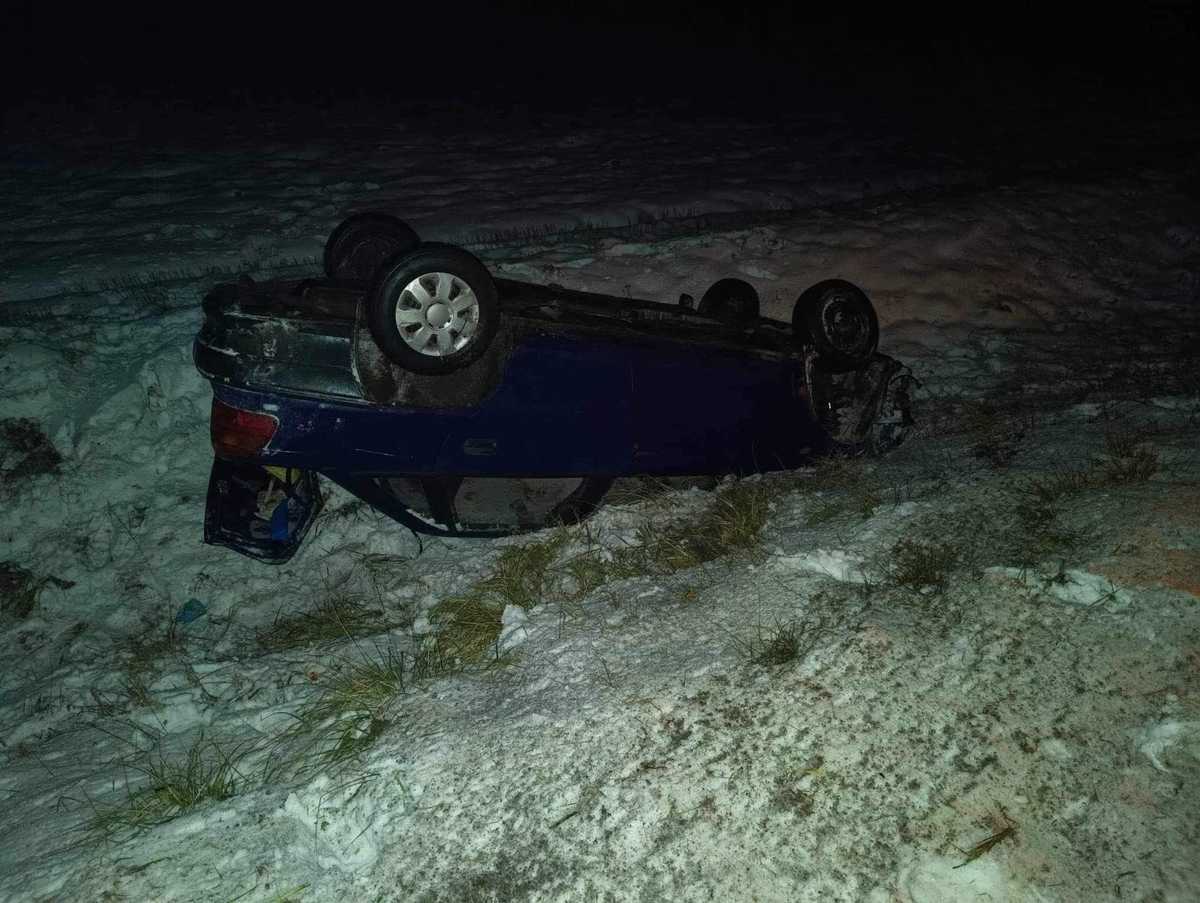 auto leżące na dachu