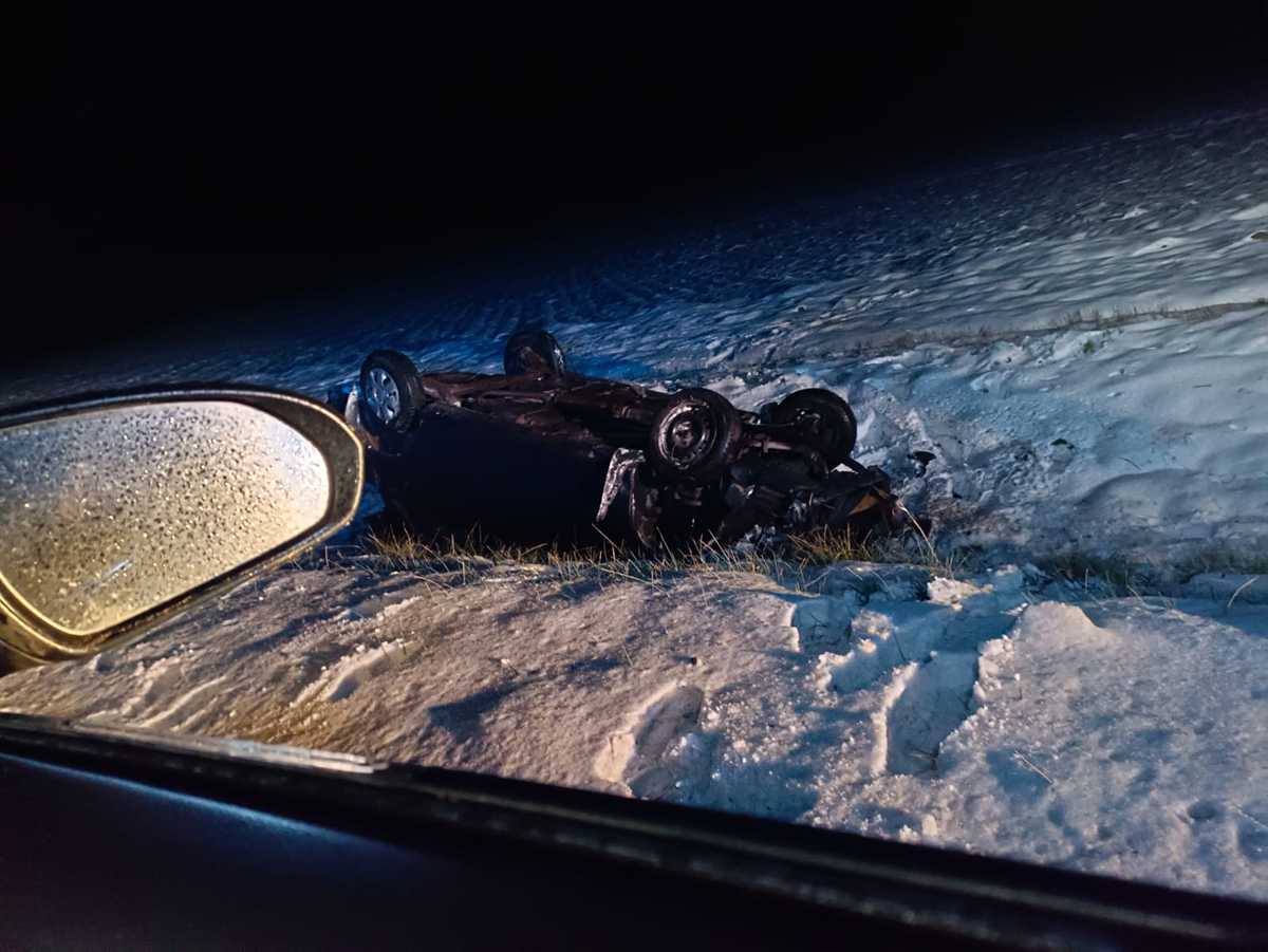 auto leżące na dachu