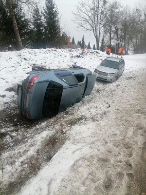 miejsce zdarzenia i uszkodzone auta