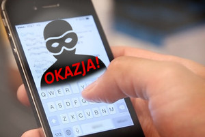 Sylwetka oszusta wyświetlona na ekranie telefonu