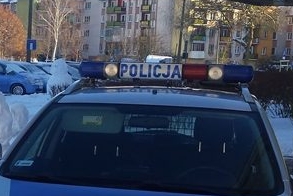 Dach radiowozu na tle bloku