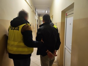 zatrzymane osoby prowadzone przez policjantóľw