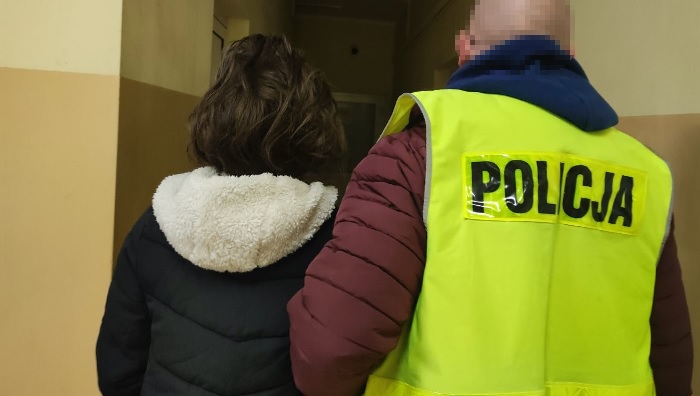 zatrzymane osoby prowadzone przez policjantóľw
