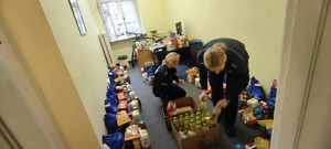 Dzielnicowi przygotowujący paczki